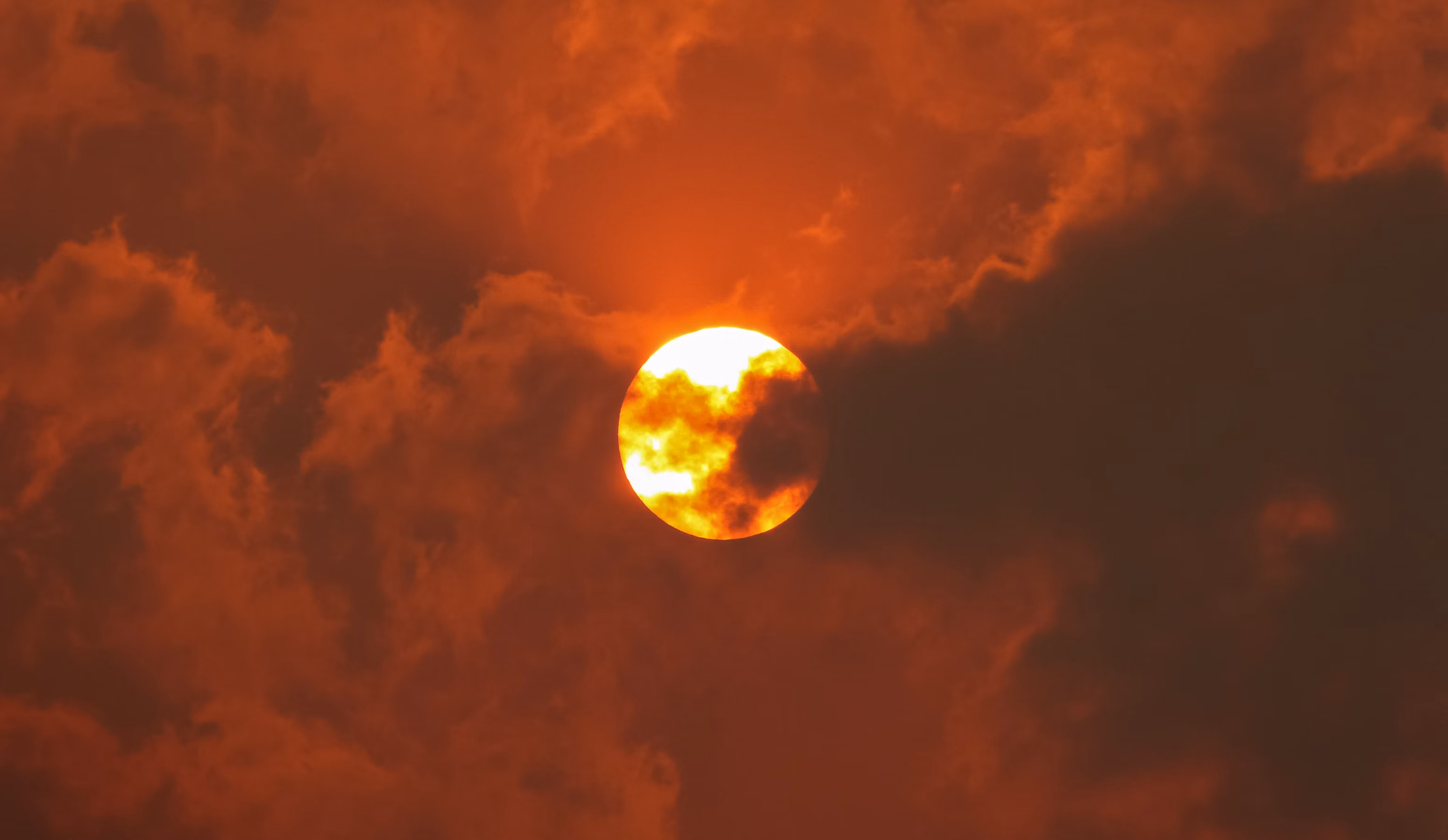 full moon in the sky: Wildfire smoke and clouds covering the sun, Kym MacKinnon, unsplash.com/@vixenly